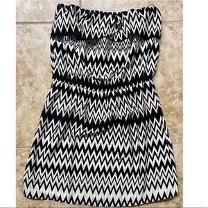Speed Control Scallop Neckline Strapless Dress Women Large; white, black zigzag